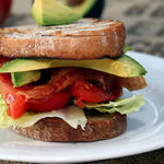 Sandwich mit Pancetta, Avocado und Römersalat