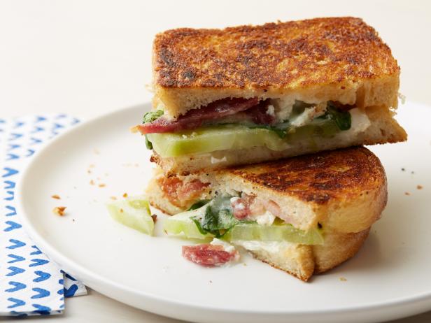 Zubereitung – Warmes Sandwich mit Gemüse, Physalis, Speck und Ziegenkäse