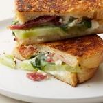Warmes Sandwich mit Physalis, Speck und Ziegenkäse