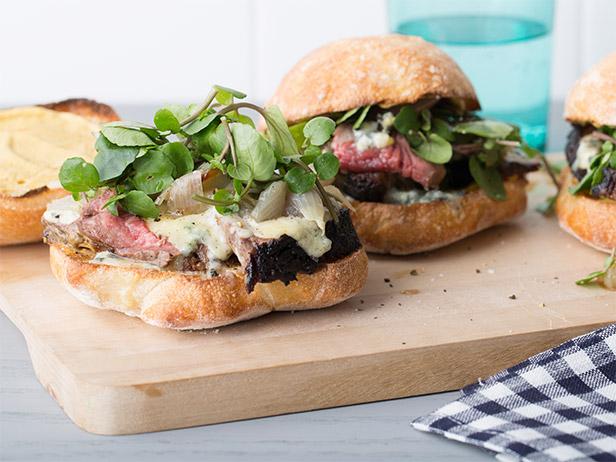 So wird's gemacht: Sandwich mit Rindfleisch, Blauschimmelkäse und Schalotten