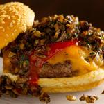 Burger mit Pilzen und scharfem Ketchup