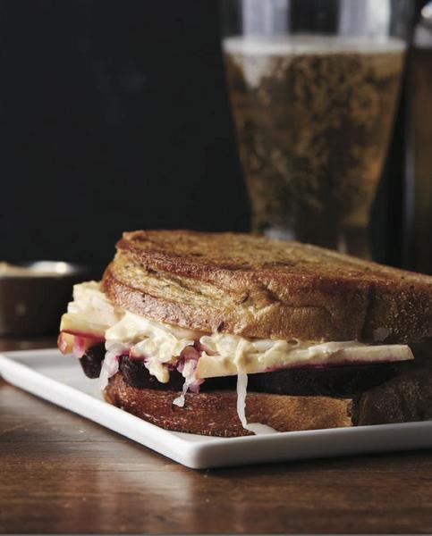 So bereiten Sie ein Reuben-Sandwich mit Sauerkraut und Rote Bete zu