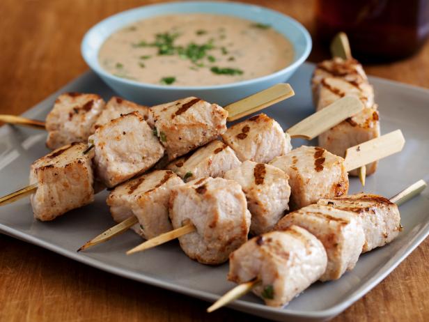 Wie man thailändisches Schweinefleisch-Satay zubereitet