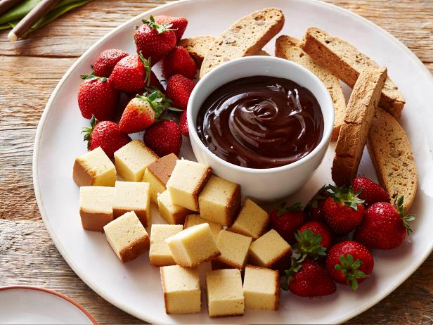 Wie man Schokoladenfondue zu Hause zubereitet