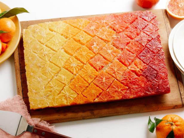 Wie man einen umgedrehten Kuchen mit Farbverlauf in Orange zubereitet