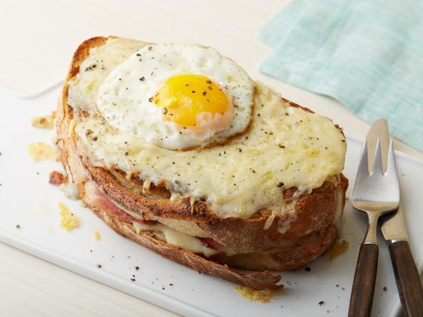 Wie man ein Croque-Madame-Sandwich zubereitet