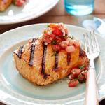 Gegrillter Lachs mit Sherryessig-Honig-Glasur und würziger Tomatensauce