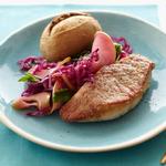 Schweinefilet mit geschmortem Kohl und Äpfeln