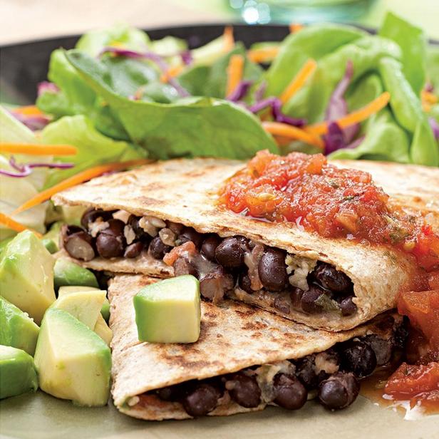 Wie man Quesadillas mit schwarzen Bohnen und Avocado zubereitet
