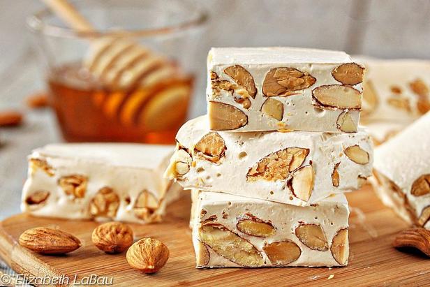 Wie man hausgemachten Turrón (italienisches Nougat) zubereitet