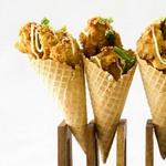 Chicken Nuggets und Pommes frites in einer Waffeltüte