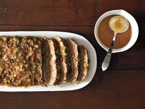 Wie man Hackbraten mit Knoblauchbuttersauce zubereitet