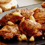 Im Ofen gebackene Hähnchenschenkel mit Knoblauch und Zitronensaft