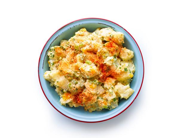 Wie man klassischen amerikanischen Kartoffelsalat zubereitet