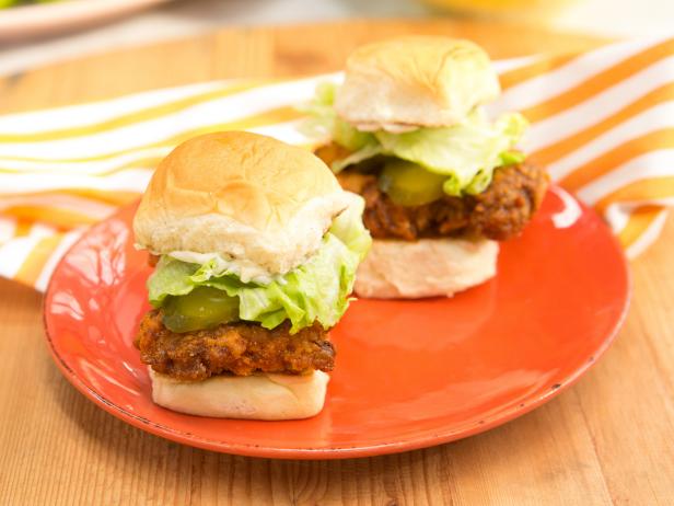 So bereiten Sie ein scharfes Nashville-Hähnchensandwich zu
