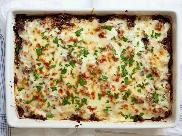 Wie man griechische Moussaka mit Rinderhackfleisch zubereitet