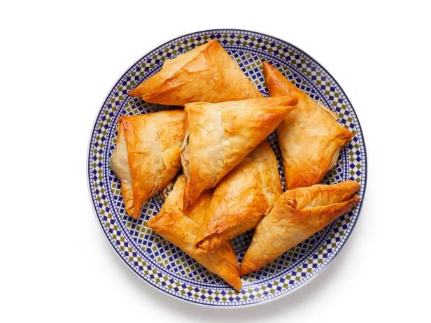 Zubereitung von Spanakopita mit Pilzen und Ziegenkäse