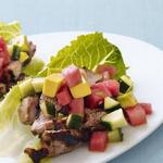 Schweinefleisch- und Wassermelonen-Tacos auf Salatblättern