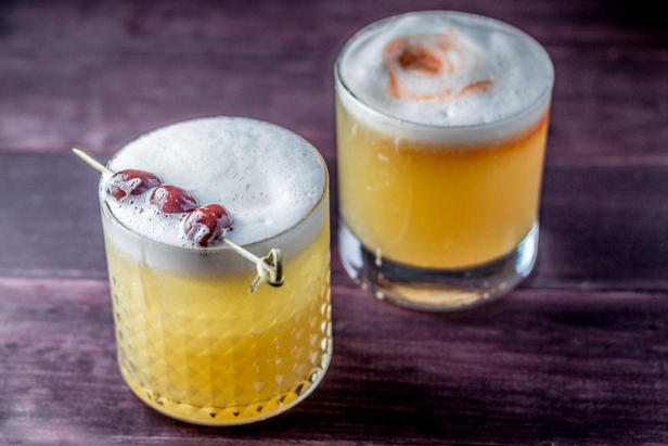 Wie man einen klassischen Whiskey Sour zubereitet