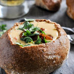 Klassische Zwiebelsuppe mit Gruyère-Käse