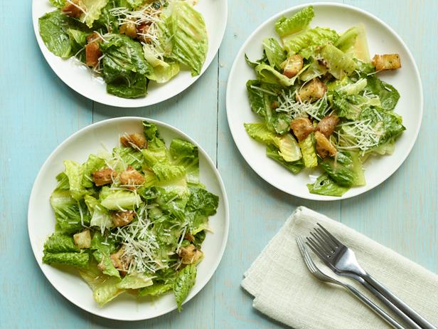 So bereiten Sie einen klassischen Caesar Salad zu