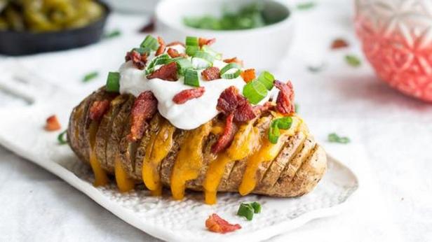 Wie man Hasselback-Kartoffeln mit Speck und Käse zubereitet