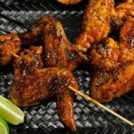 Frittierte Hähnchenflügel in Bier-Barbecue-Sauce