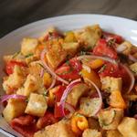 Klassischer Panzanella-Salat