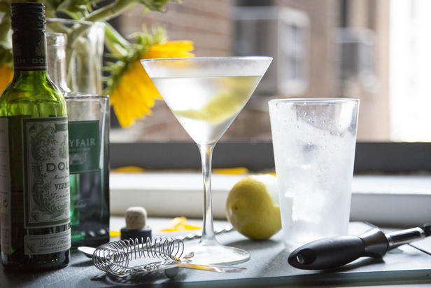 So bereiten Sie den klassischen Martini-Cocktail zu