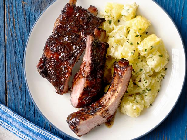 Rezept für mit süßem Tee glasierte Schweinerippchen mit Kartoffel-Zitronen-Salat