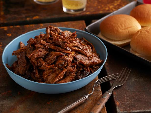 So bereiten Sie in Bier geschmorte Schweineschulter mit BBQ-Sauce zu