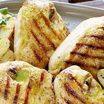 Gegrillte Hähnchenbrust und neue Kartoffeln mit einer Vinaigrette aus geröstetem Knoblauch und Oregano.