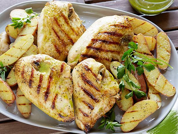Zubereitung - Gegrillte Hähnchenbrust und neue Kartoffeln mit geröstetem Knoblauch-Oregano-Dressing