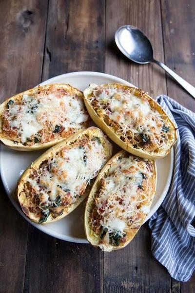 Rezept für gefüllten Spaghetti-Kürbis mit Hähnchen, Brokkoli und Käse