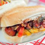 Hotdogs mit Chorizo-Wurst und scharfer Salsa