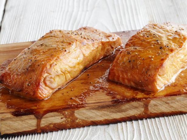 Lachs auf einem Zedernholzbrett