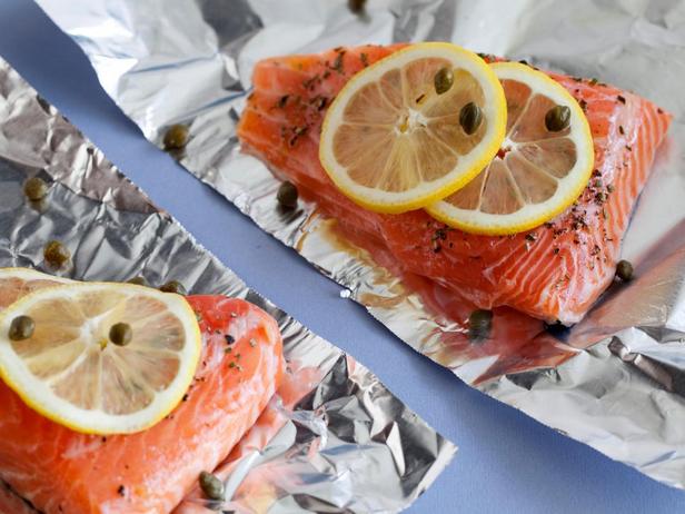 Lachs mit Zitrone, Kapern und Rosmarin, in Folie gebacken