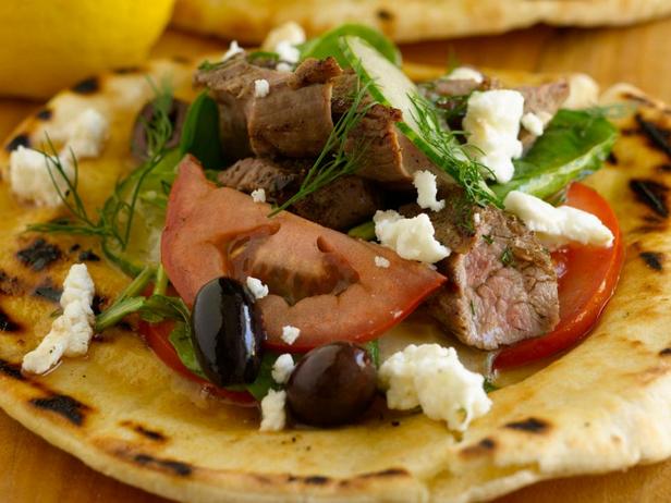 خبز بيتا مع لحم الضأن وسلطة هورياتيكي