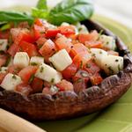 Caprese-Salat mit gegrillten Champignons