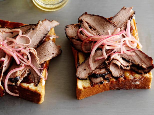 So bereiten Sie geräuchertes Rinderbrust-Toast nach Texas-Art zu