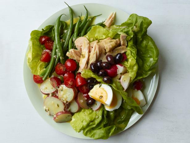 So bereitet man den klassischen Niçoise-Salat zu