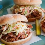 Pulled Pork im Brötchen mit Krautsalat