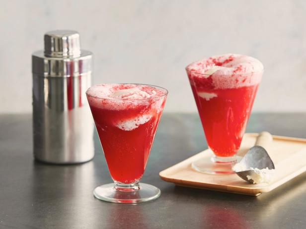 Rezept für ein Brombeer-Gin-Eisgetränk