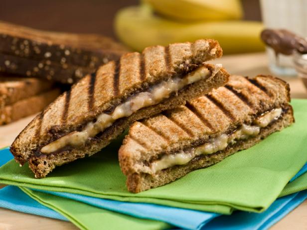 Wie man Bananen-Panini mit Nutella zubereitet