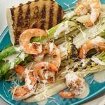 Gegrillter Caesar-Salat mit Garnelen