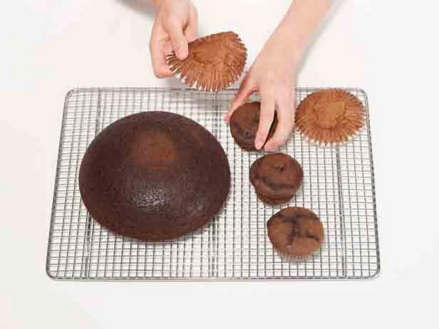 Die gebackenen Muffins abkühlen lassen.