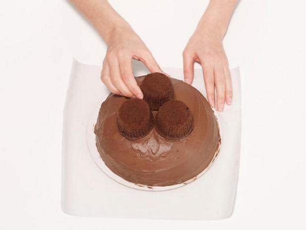 Drehen Sie den Kuchen um und befestigen Sie die Beine.