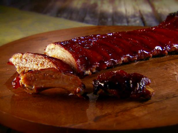Zubereitung - Ofengebackene Schweinerippchen mit würziger Pflaumen-BBQ-Sauce