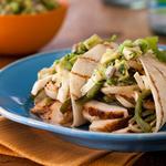 Tacos mit gegrilltem Hähnchen, Paprika, Zwiebeln und Krautsalat