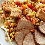 Schweinefilet mit Panzanella-Salat und Mais